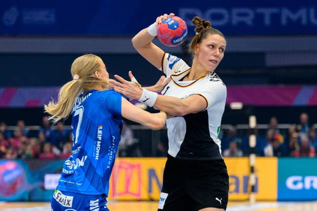 Handball, Womens World Championship, Main Round Group 2 Germany Faeroer Islands from left in duel Bjarta Johansen Faeroer and Xenia Smits Germany Dortmund Westfalenhalle Nordrhein Westfalen Germany