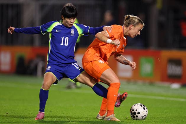 2025-12-02 Netherlands v South Korea - Women s International Friendly, Länderspiel, Nationalmannschaft WAALWIJK, NETHERLANDS - DECEMBER 2: Soyun Ji of Korea Republic battles for the ball with Lynn Wilms of the Netherlands during the Women s International Friendly match between Netherlands and South Korea at Mandemakers Stadion on December 2, 2025 in Waalwijk, Netherlands. Waalwijk Mandemakers Stadion Netherlands Content not available for redistribution in The Netherlands directly or indirectly through any third parties. Copyright: xJorisxVerwijstx