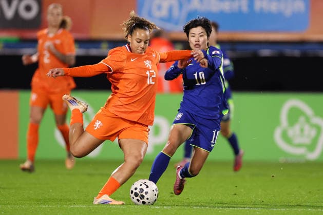 2025-12-02 Netherlands v South Korea - Women s International Friendly, Länderspiel, Nationalmannschaft WAALWIJK, NETHERLANDS - DECEMBER 2: Chasity Grant of the Netherlands battles for the ball with Soyun Ji of Korea Republic during the Women s International Friendly match between Netherlands and South Korea at Mandemakers Stadion on December 2, 2025 in Waalwijk, Netherlands. Waalwijk Mandemakers Stadion Netherlands Content not available for redistribution in The Netherlands directly or indirectly through any third parties. Copyright: xJorisxVerwijstx