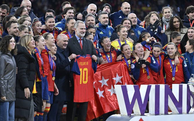 Spain v Germany - UEFA Women s Nations League 2025 ?????? MADRID, SPAIN - DECEMBER 2: Felipe VI King of Spain (C) holds a jersey with his name on it as he poses for a photo with the team after Spain wins the UEFA Women s Nations League 2025 final second leg football match between Spain and Germany at Estadio Metropolitano in Madrid, Spain on December 2, 2025. Burak Akbulut Anadolu Madrid Spain. Editorial use only. Please get in touch for any other usage.  Copyright: x2025xAnadoluxBurakxAkbulutx