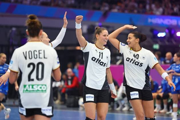 German players cheer, center Xenia Smits Germany , right Aimee von Pereira Germany Faroe Islands vs Germany, Handball, Womens World Championship, 02 12 2025 Faroe Islands vs Germany, Handball, Womens World Championship, 02 12 2025 Dortmund Copyright: xEibner-Pressefotox EP_RWS