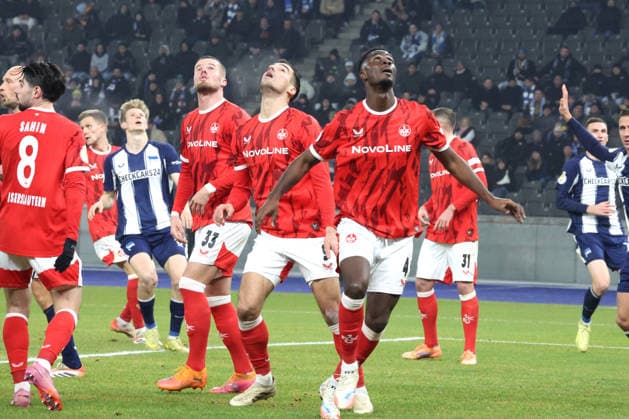 DEU, DFB Pokal, Hertha BSC vs 1 FC Kaiserslautern, 02 12 2025, Berliner Olympiastadion, Berlin, DEU, DFB Pokal, Hertha BSC vs 1 FC Kaiserslautern, im Bild Kaiserslautern Spielerkreis, Jan Elvedi 1 FC Kaiserslautern 33 , IVAN PRTAJIN 1 FC Kaiserslautern 9 , MAXWELL GYAMFI 1 FC Kaiserslautern 4 DFL regulations prohibit any use of Photographs as image sequences and or quasi video nordphotoxGmbHx xEngler nph00076