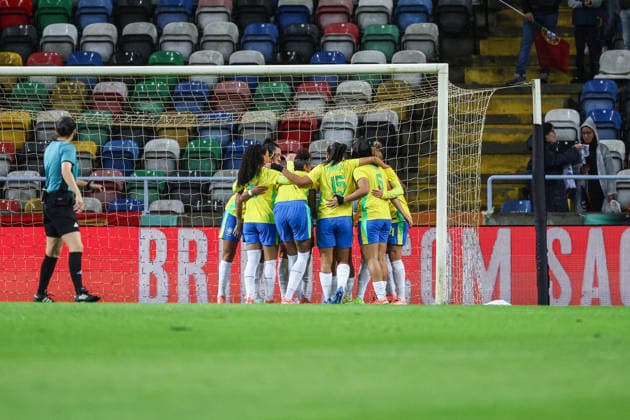 Brasil team celebrating a goal during the match between Portugal National Womens team and Brasil National Womens team, friendly preparation game at Estadio Municipal de Aveiro on 2 December 2025.celebrating a goal Aveiro Estadio Municipal de Aveiro Aveiro Portugal Copyright: xIMAGOx xPRIMExSPORTSxIMAGESx xFILIPExOLIVEIRAx