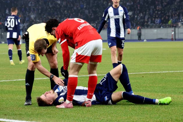 DEU, DFB Pokal, Hertha BSC vs 1 FC Kaiserslautern, 02 12 2025, Berliner Olympiastadion, Berlin, DEU, DFB Pokal, Hertha BSC vs 1 FC Kaiserslautern, im Bild Marten Winkler Hertha BSC Berlin 22 , SEMIH SAHIN 1 FC Kaiserslautern 8 , Schiedsrichter DFL regulations prohibit any use of Photographs as image sequences and or quasi video nordphotoxGmbHx xEngler nph00076