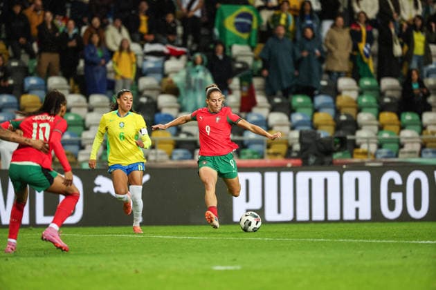 Carolina Santiago ( Portugal National Womens Team ) in action during the match between Portugal National Womens team and Brasil National Womens team, friendly preparation game at Estadio Municipal de Aveiro on 2 December 2025. Aveiro Estadio Municipal de Aveiro Aveiro Portugal Copyright: xIMAGOx xPRIMExSPORTSxIMAGESx xFILIPExOLIVEIRAx