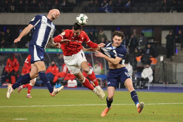 Hertha BSC 1 FC Kaiserslautern, 02 12 2025 BERLIN, GERMANY DECEMBER 2 Toni Leistner Hertha BSC 37 and Linus Gechter Hertha BSC 44 in a duel with Ragnar Ache Kaiserslautern 9 , during the DFB Cup DFB Pokal match round 2 between Hertha BSC 1 FC Kaiserslautern at Olympiastadion on December 2, 2025 in Berlin, Germany DFL REGULATIONS PROHIBIT ANY USE OF PHOTOGRAPHS AS IMAGE SEQUENCES AND OR QUASI VIDEO Copyright: xBEAUTIFULxSPORTS Frankex
