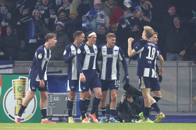 DEU, DFB Pokal, Hertha BSC vs 1 FC Kaiserslautern, 02 12 2025, Berliner Olympiastadion, Berlin, DEU, DFB Pokal, Hertha BSC vs 1 FC Kaiserslautern, im Bild 4 1 durch Luca Schuler Hertha BSC Berlin 18 , Hertha Spielerkreis DFL regulations prohibit any use of Photographs as image sequences and or quasi video nordphotoxGmbHx xEngler nph00076