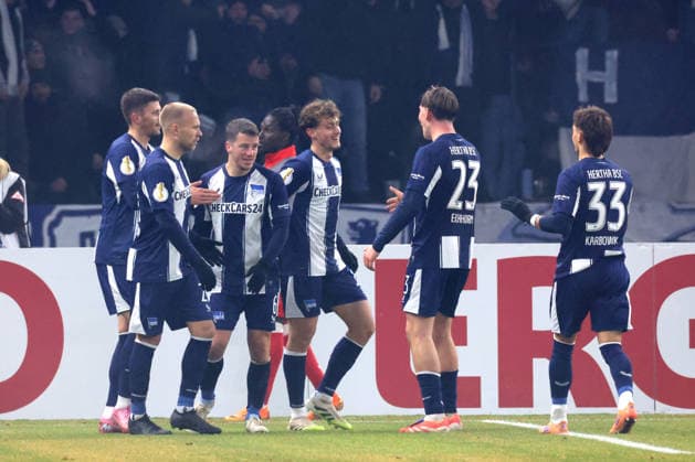 DEU, DFB Pokal, Hertha BSC vs 1 FC Kaiserslautern, 02 12 2025, Berliner Olympiastadion, Berlin, DEU, DFB Pokal, Hertha BSC vs 1 FC Kaiserslautern, im Bild 6 1 durch Maurice Krattenmacher Hertha BSC Berlin 14 , Hertha Spielerkreis DFL regulations prohibit any use of Photographs as image sequences and or quasi video nordphotoxGmbHx xEngler nph00076
