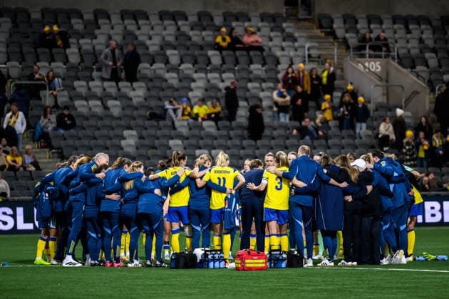 251202 Players and staff of Sweden after the Women s Nations League bronze medal second leg match between Sweden and France on December 2, 2025 in Stockholm Photo Joel Marklund BILDBYRAN kod JM JM0754 bbeng fotboll football soccer fotball nations league uefa women s nations league bronsmatch bronze medal match dam sverige sweden frankrike france depp  Copyright: JOELxMARKLUND BB251202JM059