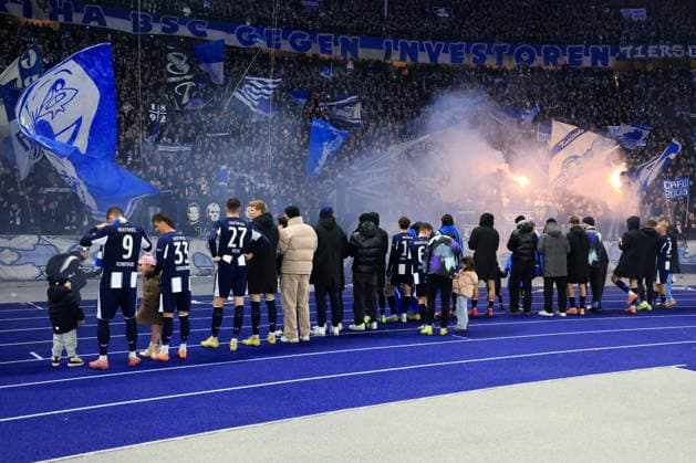 DEU, DFB Pokal, Hertha BSC vs 1 FC Kaiserslautern, 02 12 2025, Berliner Olympiastadion, Berlin, DEU, DFB Pokal, Hertha BSC vs 1 FC Kaiserslautern, im Bild Hertha Spielerkreis,, DFL regulations prohibit any use of Photographs as image sequences and or quasi video nordphotoxGmbHx xEngler nph00076