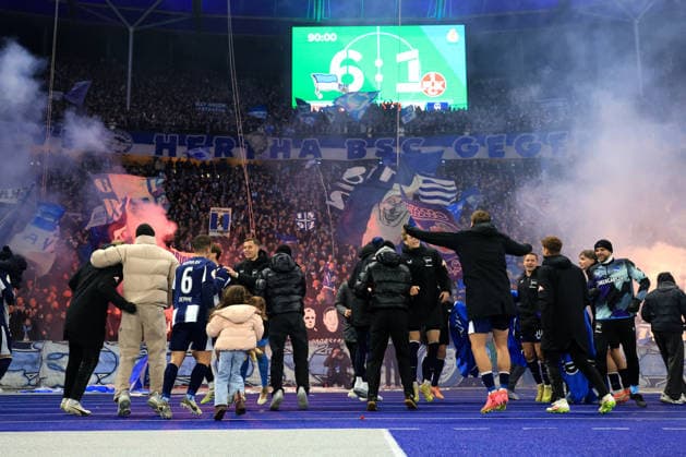 DEU, DFB Pokal, Hertha BSC vs 1 FC Kaiserslautern, 02 12 2025, Berliner Olympiastadion, Berlin, DEU, DFB Pokal, Hertha BSC vs 1 FC Kaiserslautern, im Bild Hertha Spielerkreis,, Scoreboard with the final result, 6 1, Hertha BSC Fans DFL regulations prohibit any use of Photographs as image sequences and or quasi video nordphotoxGmbHx xEngler nph00076