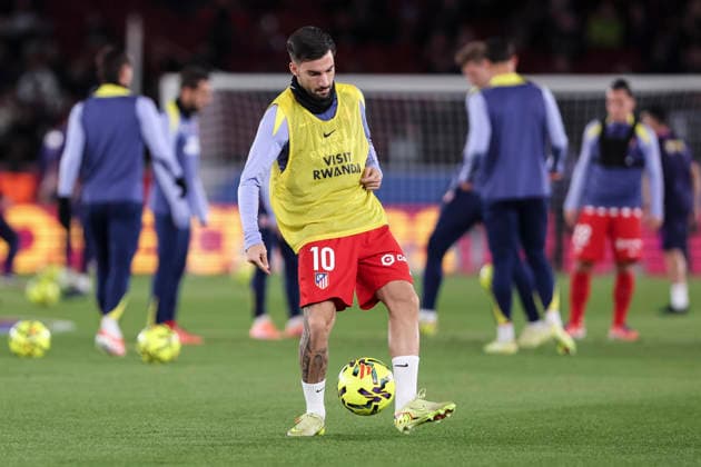 December 2, 2025, Barcelona, Barcelona, SPAIN: Alex Baena of Atletico de Madrid warms up during the Spanish league, La Liga EA Sports, football match played between FC Barcelona, Barca and Atletico de Madrid at Spotify Camp Nou stadium on December 02, 2025 in Barcelona, Spain. Barcelona SPAIN - ZUMAa181 20251202_zaa_a181_185 Copyright: xJavierxBorregox