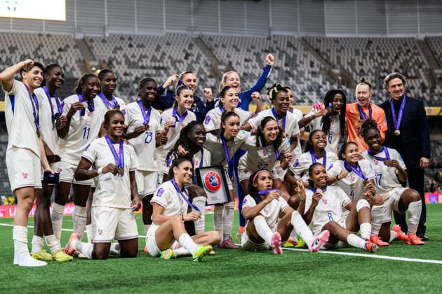 251202 Players of France celebrate with their bronze medals after the Women s Nations League bronze medal second leg match between Sweden and France on December 2, 2025 in Stockholm Photo Joel Marklund BILDBYRAN kod JM JM0754 bbeng fotboll football soccer fotball nations league uefa women s nations league bronsmatch bronze medal match dam sverige sweden frankrike france jubel  Copyright: JOELxMARKLUND BB251202JM061