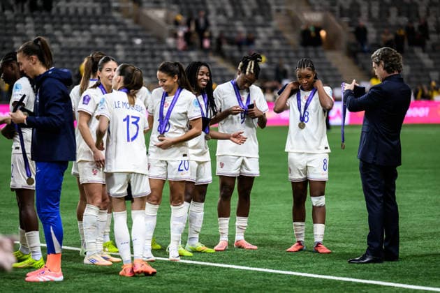 251202 Players of France celebrate with their bronze medals after the Women s Nations League bronze medal second leg match between Sweden and France on December 2, 2025 in Stockholm Photo Joel Marklund BILDBYRAN kod JM JM0754 bbeng fotboll football soccer fotball nations league uefa women s nations league bronsmatch bronze medal match dam sverige sweden frankrike france jubel  Copyright: JOELxMARKLUND BB251202JM062