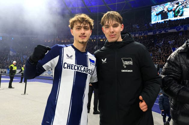 DEU, DFB Pokal, Hertha BSC vs 1 FC Kaiserslautern, 02 12 2025, Berliner Olympiastadion, Berlin, DEU, DFB Pokal, Hertha BSC vs 1 FC Kaiserslautern, im Bild Maurice Krattenmacher Hertha BSC Berlin 14 , Kennet Eichhorn Hertha BSC Berlin 23 DFL regulations prohibit any use of Photographs as image sequences and or quasi video nordphotoxGmbHx xEngler nph00076