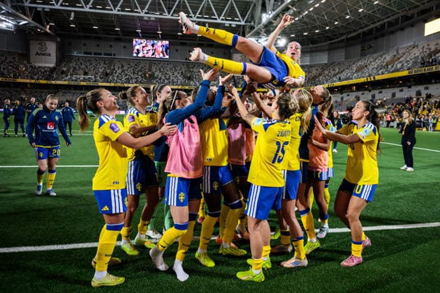 251202 Linda Sembrant of Sweden with players of Sweden after the Women s Nations League bronze medal second leg match between Sweden and France on December 2, 2025 in Stockholm. Photo: Jesper Zerman BILDBYRAN kod JZ JM0754 bbeng fotboll football soccer fotball nations league uefa women s nations league bronsmatch bronze medal match dam sverige sweden frankrike france *** 251202 Linda Sembrant of Sweden with players of Sweden after the Women s Nations League bronze medal second leg match between Sweden and France on December 2, 2025 in Stockholm Photo Jesper Zerman BILDBYRAN kod JZ JM0754 bbeng fotboll football soccer fotball nations league uefa women s nations league bronsmatch bronze medal match dam sverige sweden frankrike france  Copyright: JESPERxZERMAN BB251202JZ079