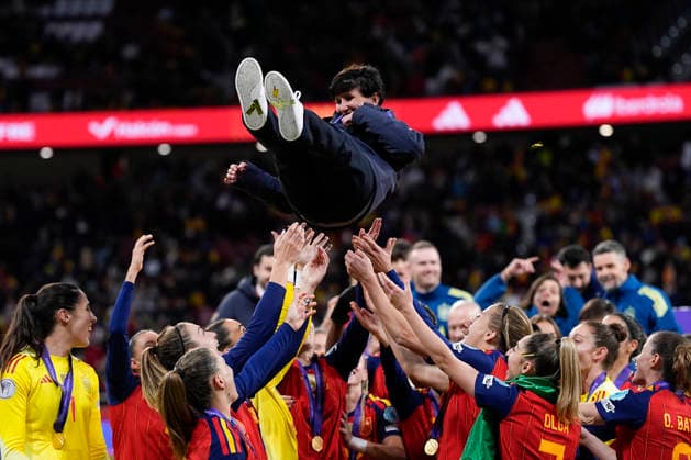 December 2, 2025, Madrid, Madrid, Spain: Sonia Bermudez, head coach of Spain, is hold up by her players after winning during the UEFA Women s Nations League 2025 final second leg match between Spain and Germany at Riyadh Air Metropolitano stadium on December 02, 2025 in Madrid, Spain. Madrid Spain - ZUMAa181 20251202_zaa_a181_195 Copyright: xOscarxJ.xBarrosox