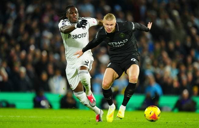 Calvin Bassey of Fulham battles with Erling Haaland of Manchester City Fulham v Manchester City, Premier League, Football, Craven Cottage, London, UK - 02 Dec 2025London Craven Cottage United Kingdom EDITORIAL USE ONLY No use with unauthorised audio, video, data, fixture lists, club league logos or live services. Online in-match use limited to 120 images, no video emulation. No use in betting, games or single club league player publications.  Copyright: xJavierxGarcia Shutterstockx 16005566ay