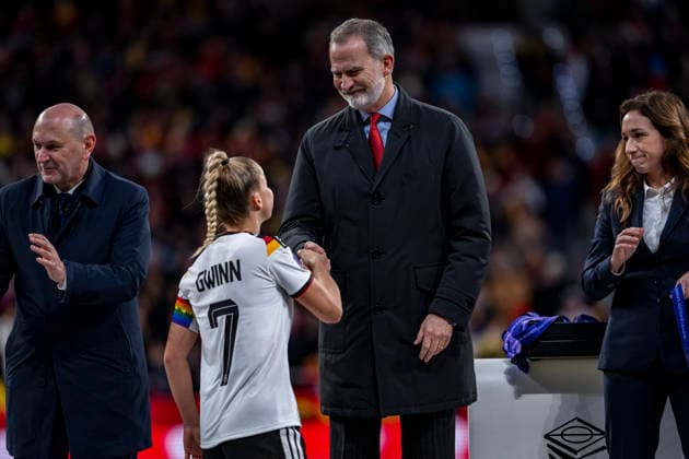 Spain v Germany - UEFA Women s Nations League 2025 Final Second Leg Felipe VI (R), King of Spain, greets Giulia Gwinn of Germany (L) during the UEFA Women s Nations League 2025 final second leg match between Spain and Germany at Estadio Riyadh Air Metropolitano on December 2, 2025 in Madrid, Spain. Madrid Estadio Riyadh Air Metropolitano Madrid Spain Copyright: xAlbertoxGardinx AGardin_20251202_Foot_Women_Spain_Germany_1170