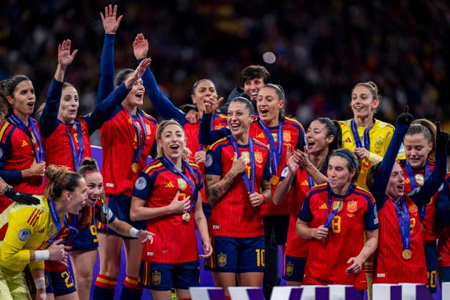 Spain v Germany - UEFA Women s Nations League 2025 Final Second Leg Players of Spain (from L to R) Esther Gonzalez, Maria Mendez, Olga Carmona, Jennifer Hermoso, Fiamma Benitez, Mariona Caldentey celebrate with their teammates after winning the UEFA Women s Nations League 2025 final second leg match between Spain and Germany at Estadio Riyadh Air Metropolitano on December 2, 2025 in Madrid, Spain. Madrid Estadio Riyadh Air Metropolitano Madrid Spain Copyright: xAlbertoxGardinx AGardin_20251202_Foot_Women_Spain_Germany_1174