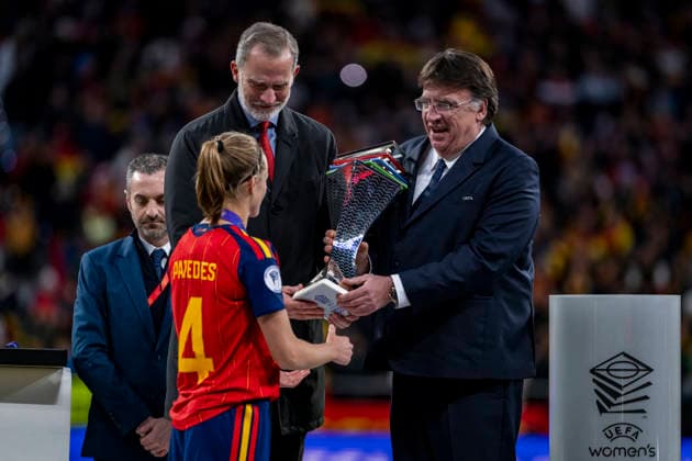 Spain v Germany - UEFA Women s Nations League 2025 Final Second Leg Irene Paredes of Spain (L) receives the trophy by Felipe VI (R), King of Spain, during the UEFA Women s Nations League 2025 final second leg match between Spain and Germany at Estadio Riyadh Air Metropolitano on December 2, 2025 in Madrid, Spain. Madrid Estadio Riyadh Air Metropolitano Madrid Spain Copyright: xAlbertoxGardinx AGardin_20251202_Foot_Women_Spain_Germany_1175
