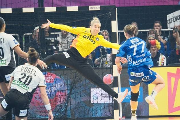 02 12 2025 xkhx Dormund, Westfallenhalle Womens Handball World Championship Main Round Germany vs. Faroe Islands Jana Mittun Farör vs. goalkeeper Katharina Filter Germany