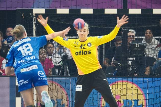 02 12 2025 xkhx Dormund, Westfallenhalle Womens Handball World Championship Main Round Germany vs. Faroe Islands Pernille Brandenborg Faroer vs. goalkeeper Katharina Filter GER