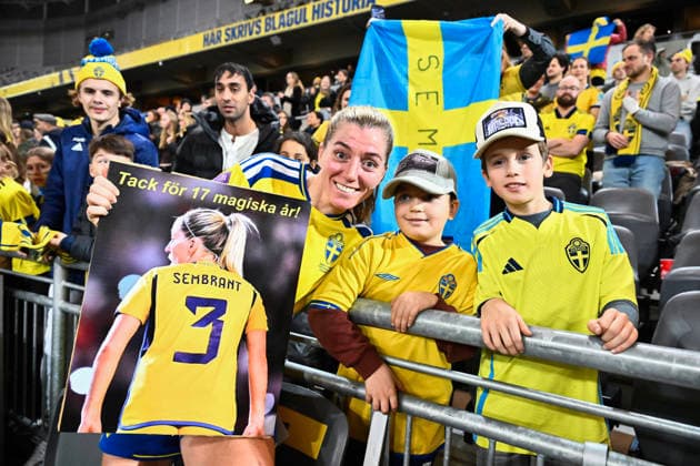 STOCKHOLM, SWEDEN 20251202 Swedens Linda Sembrant with fans after playing her final international match in the Nations League bronze medal match between Sweden and France at 3Arena on Tuesday night STOCKHOLM SWEDEN x10030x  Copyright: xJonasxEkströmer TTx NATIONS LEAGUE SWEDEN-FRANCE