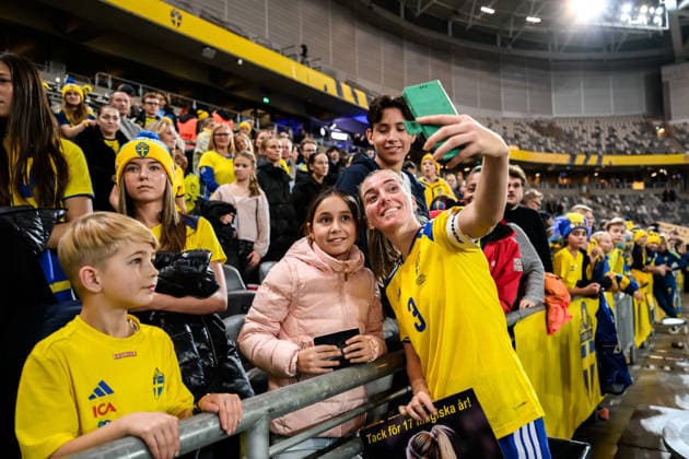 251202 Linda Sembrant of Sweden with fans after the Women s Nations League bronze medal second leg match between Sweden and France on December 2, 2025 in Stockholm Photo Joel Marklund BILDBYRAN kod JM JM0754 bbeng fotboll football soccer fotball nations league uefa women s nations league bronsmatch bronze medal match dam sverige sweden frankrike france publik  Copyright: JOELxMARKLUND BB251202JM063