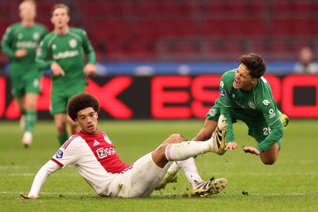 Aaron Bouwman of AFC Ajax battles for the ball with Thom van Bergen of FC Groningen during the match AFC Ajax Amsterdam vs FC Groningen at the Johan Cruijff ArenA for the Dutch Vriendenloterij Eredivisie season 2025 2026 in AMSTERDAM, Netherlands on 1 december 2025, photo by Peter Lous EYE4images DeFodi Images