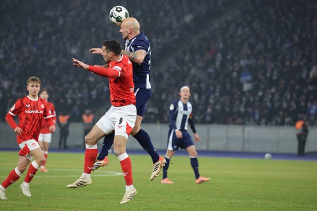 Hertha BSC 1 FC Kaiserslautern, 02 12 2025 BERLIN, GERMANY DECEMBER 2 Header, header duel between Ragnar Ache Kaiserslautern 9 and Toni Leistner Hertha BSC 37 , during the DFB Cup DFB Pokal match round 2 between Hertha BSC 1 FC Kaiserslautern at Olympiastadion on December 2, 2025 in Berlin, Germany DFL REGULATIONS PROHIBIT ANY USE OF PHOTOGRAPHS AS IMAGE SEQUENCES AND OR QUASI VIDEO Copyright: xBEAUTIFULxSPORTS Frankex