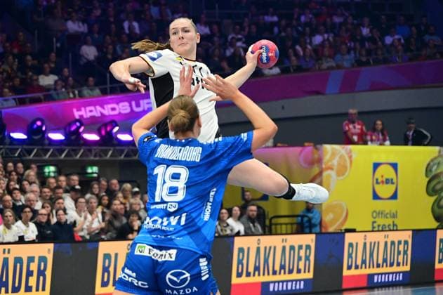 02 12 2025 xkhx Dormund, Westfallenhalle Womens Handball World Championship Main Round Germany vs Faroe Islands Pernille Brandenborg Faroer vs Viola Leuchter GER
