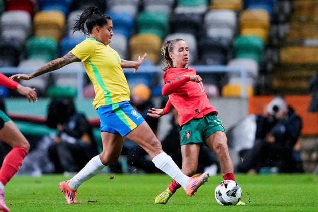 AVEIRO, PORTUGAL - DECEMBER 2: Tatiana Pinto of Portugal (R) passes the ball under pressure from Brena of Brazil (L) during a Women?s International Friendly, Länderspiel, Nationalmannschaft match between Portugal and Brazil at Estádio Municipal de Aveiro on December 2, 2025 in Aveiro, Portugal. (Photo by Pedro Loureiro Sports Press Photo) Copyright: xPedroxLoureiro SportsxPressxPhotx Sportspressphoto_SPR69122