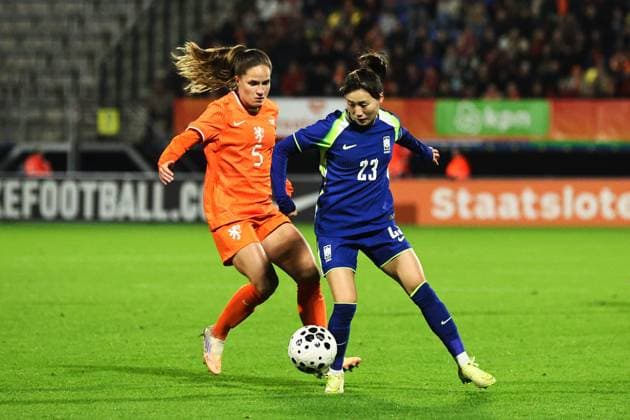 WAALWIJK - (l-r) Marisa Olislagers of the Netherlands, Chaerim Kang of South Korea during the friendly match between the Netherlands (w) and South Korea (w) at the Mandemakers Stadium on December 2, 2025, in Waalwijk, Netherlands. ANP BART STOUTJESDIJK International Friendly, Länderspiel, Nationalmannschaft 2025-2026 xVIxANPxSportx xxANPxIVx 543703822 originalFilename: 543703822.jpg