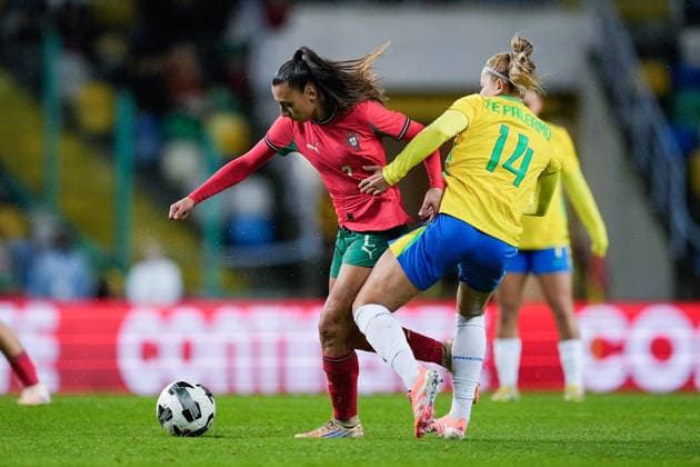 AVEIRO, PORTUGAL - DECEMBER 2: Catarina Amado of Portugal (L) runs with the ball under pressure from Fe Palermo of Brazil (R) during a Women?s International Friendly, Länderspiel, Nationalmannschaft match between Portugal and Brazil at Estádio Municipal de Aveiro on December 2, 2025 in Aveiro, Portugal. (Photo by Pedro Loureiro Sports Press Photo) Copyright: xPedroxLoureiro SportsxPressxPhotx Sportspressphoto_SPR69149