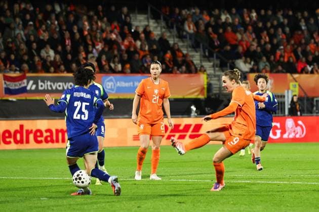 WAALWIJK - (l-r) Minhwa Lee of South Korea, Vivianne Miedema of the Netherlands during the friendly match between the Netherlands (w) and South Korea (w) at the Mandemakers Stadium on December 2, 2025, in Waalwijk, Netherlands. ANP BART STOUTJESDIJK International Friendly, Länderspiel, Nationalmannschaft 2025-2026 xVIxANPxSportx xxANPxIVx 543704293 originalFilename: 543704293.jpg