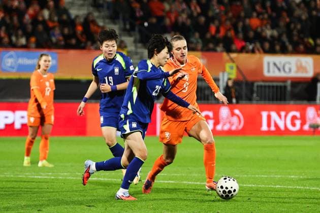 WAALWIJK - (l-r) Jinyoung Noh of South Korea, Minhwa Lee of South Korea, Vivianne Miedema of the Netherlands during the friendly match between the Netherlands (w) and South Korea (w) at the Mandemakers Stadium on December 2, 2025, in Waalwijk, Netherlands. ANP BART STOUTJESDIJK International Friendly, Länderspiel, Nationalmannschaft 2025-2026 xVIxANPxSportx xxANPxIVx 543704480 originalFilename: 543704480.jpg