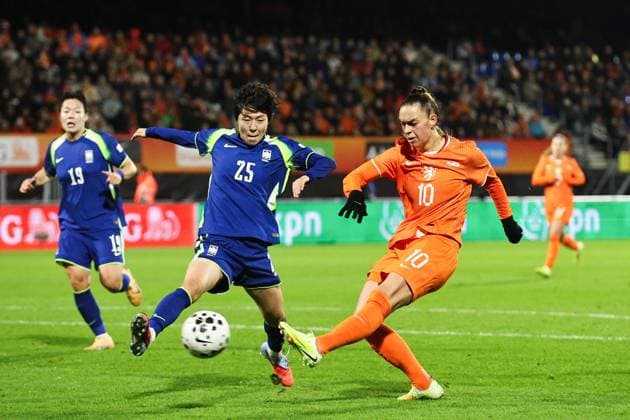 WAALWIJK - (l-r) Minhwa Lee of South Korea, Romee Leuchter of the Netherlands during the friendly match between the Netherlands (w) and South Korea (w) at the Mandemakers Stadium on December 2, 2025, in Waalwijk, Netherlands. ANP BART STOUTJESDIJK International Friendly, Länderspiel, Nationalmannschaft 2025-2026 xVIxANPxSportx xxANPxIVx 543705161 originalFilename: 543705161.jpg