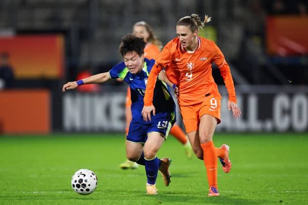 WAALWIJK - (l-r) Jinyoung Noh of South Korea, Vivianne Miedema of the Netherlands during the friendly match between the Netherlands (w) and South Korea (w) at the Mandemakers Stadium on December 2, 2025, in Waalwijk, Netherlands. ANP BART STOUTJESDIJK International Friendly, Länderspiel, Nationalmannschaft 2025-2026 xVIxANPxSportx xxANPxIVx 543705291 originalFilename: 543705291.jpg