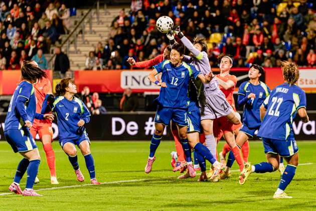 Goalkeeper Min-Jung Kim of South Korea makes a save during the Women s International Friendly, Länderspiel, Nationalmannschaft match between Netherlands and South Korea at Mandemakers Stadium on December 2, 2025 in Waalwijk, Netherlands.