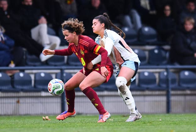 Soccer European Championship Qualification U19 Juniors Germany Spain on 02 12 2025 at the Sportschule Wedau in Duisburg Rosa Rückert Germany , left Nerea Carmona Spain , right DFB regulations prohibit any use of photographs as image sequences and or quasi video Nordrhein Westfalen Germany
