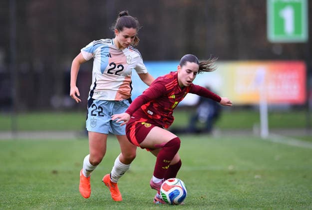 Soccer European Championship Qualification U19 Juniors Germany Spain on 02 12 2025 at the Sportschule Wedau in Duisburg Aiara Agirrezabala Spain , left Leonie Köpp Germany , right DFB regulations prohibit any use of photographs as image sequences and or quasi video Nordrhein Westfalen Germany