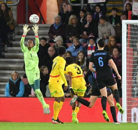 England Women v Ghana Women International Friendly, Länderspiel, Nationalmannschaft Cynthia Konlan Findib of Ghana Women (1) catches the ball during the International Friendly match at the St Mary s Stadium, Southampton 02 12 2025 UK Newspapers OUT Copyright: xPaulxBlakex FIL-22586-0032