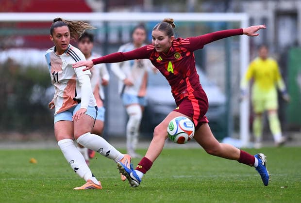 Soccer European Championship Qualification U19 Juniors Germany Spain on 02 12 2025 at the Sportschule Wedau in Duisburg Iris Santiago Spain , left Lina Szaraz Germany , right DFB regulations prohibit any use of photographs as image sequences and or quasi video Nordrhein Westfalen Germany