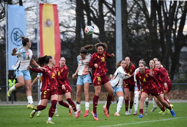Soccer European Championship Qualification U19 Juniors Germany Spain on 02 12 2025 at the Sportschule Wedau in Duisburg Amaya Spain , left Rosa Rückert Germany , right DFB regulations prohibit any use of photographs as image sequences and or quasi video Nordrhein Westfalen Germany