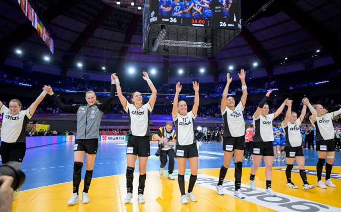 Final Cheer Team GER, Team, La Ola, Handball World Championship 2025, Main Round 1 Matchday, Germany GER Faeroeer FRO , on 02 12 2025 in Dortmund Germany Womens Handball World Championship from 26 11 14 12 2025 in Germany Netherlands Â