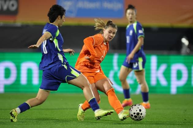 WAALWIJK - (l-r) Shinji Kim of South Korea, Victoria Pelova of the Netherlands during the friendly match between the Netherlands (w) and South Korea (w) at the Mandemakers Stadium on December 2, 2025 in Waalwijk, Netherlands. ANP BART STOUTJESDIJK International Friendly, Länderspiel, Nationalmannschaft 2025-2026 xVIxANPxSportx xxANPxIVx 543705934 originalFilename: 543705934.jpg