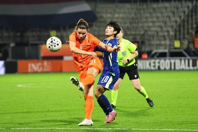 WAALWIJK - (l-r) Damaris Egurrola of the Netherlands, Soyun Ji of South Korea during the friendly match between the Netherlands (w) and South Korea (w) at the Mandemakers Stadium on December 2, 2025, in Waalwijk, Netherlands. ANP BART STOUTJESDIJK International Friendly, Länderspiel, Nationalmannschaft 2025-2026 xVIxANPxSportx xxANPxIVx 543706078 originalFilename: 543706078.jpg