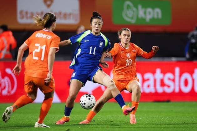 WAALWIJK - (l-r) Yuri Choe of South Korea, Kerstin Casparij of the Netherlands during the friendly match between the Netherlands (w) and South Korea (w) at the Mandemakers Stadium on December 2, 2025, in Waalwijk, Netherlands. ANP BART STOUTJESDIJK International Friendly, Länderspiel, Nationalmannschaft 2025-2026 xVIxANPxSportx xxANPxIVx 543706383 originalFilename: 543706383.jpg