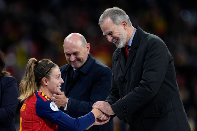 December 2, 2025, Madrid, Madrid, Spain: King Felipe VI of Spain greets Alexia Putellas of Spain during the UEFA Women s Nations League 2025 final second leg match between Spain and Germany at Riyadh Air Metropolitano stadium on December 02, 2025 in Madrid, Spain. Madrid Spain - ZUMAa181 20251202_zaa_a181_291 Copyright: xOscarxJ.xBarrosox